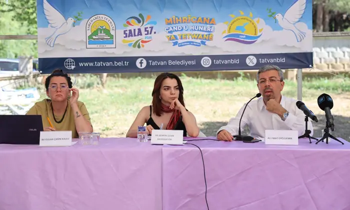 Av. Berfin Ozan Tatvan'da panel moderatörlüğü yaparken